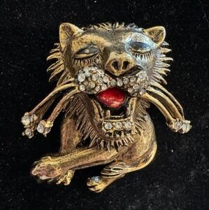 Vintage animated lion brooch.
